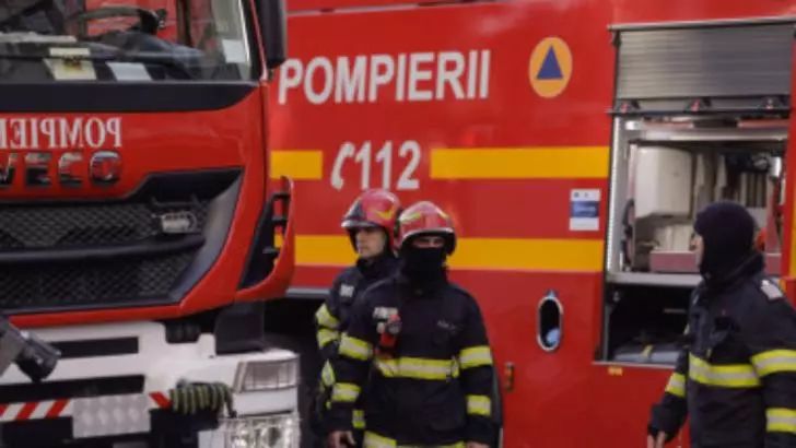 Incendiu violent la o vopsitorie auto și o casă din județul Cluj! Risc de explozii: pompierii au evacuat mai multe butelii VIDEO