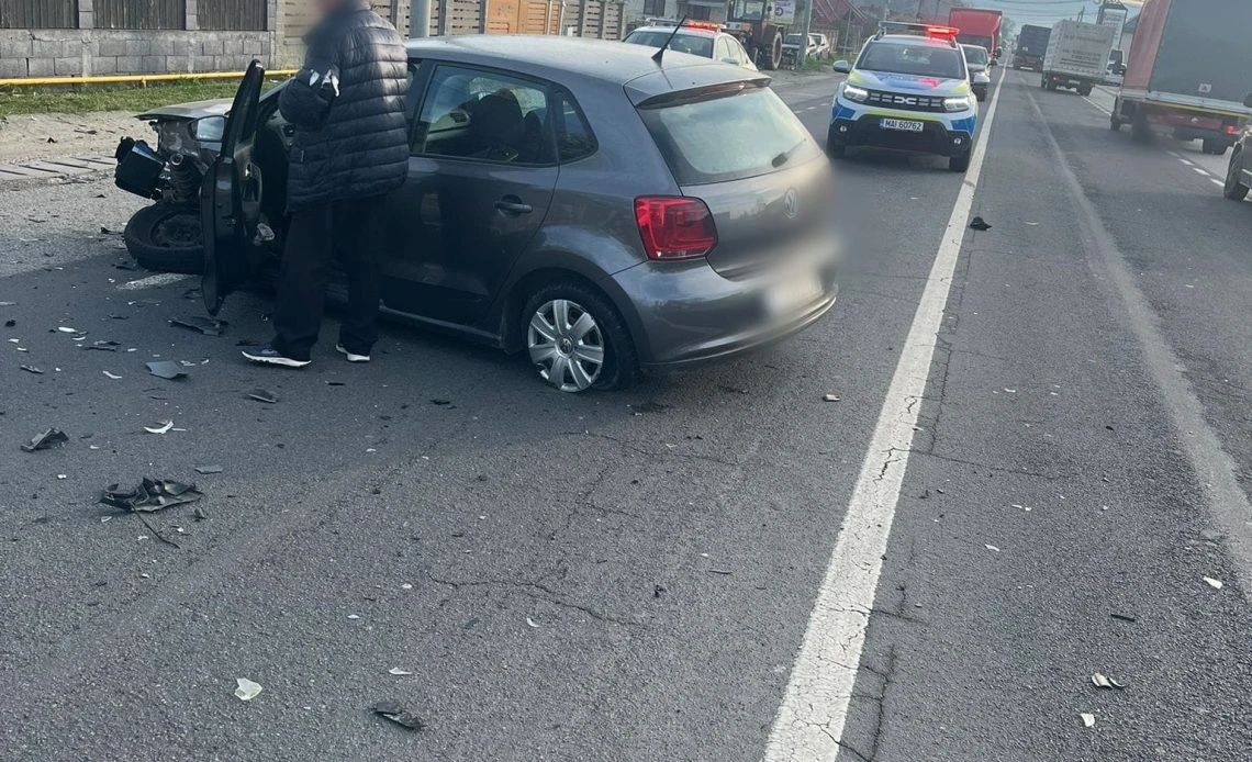 Accident la intrarea în Gherla: o pasageră a avut nevoie de îngrijiri medicale după impactul dintre două autoturisme