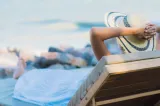 Cât costă un șezlong, o cafea și o bere în ultimul weekend cu prețuri mici, pe litoral