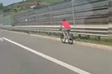 Inconștiență pe două roți! Biciclist filmat pe autostrada Transilvania A3