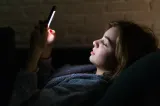 Ce se întâmplă cu organismul atunci folosești prea mult telefonul. Cinci efecte care te vor pune pe gânduri