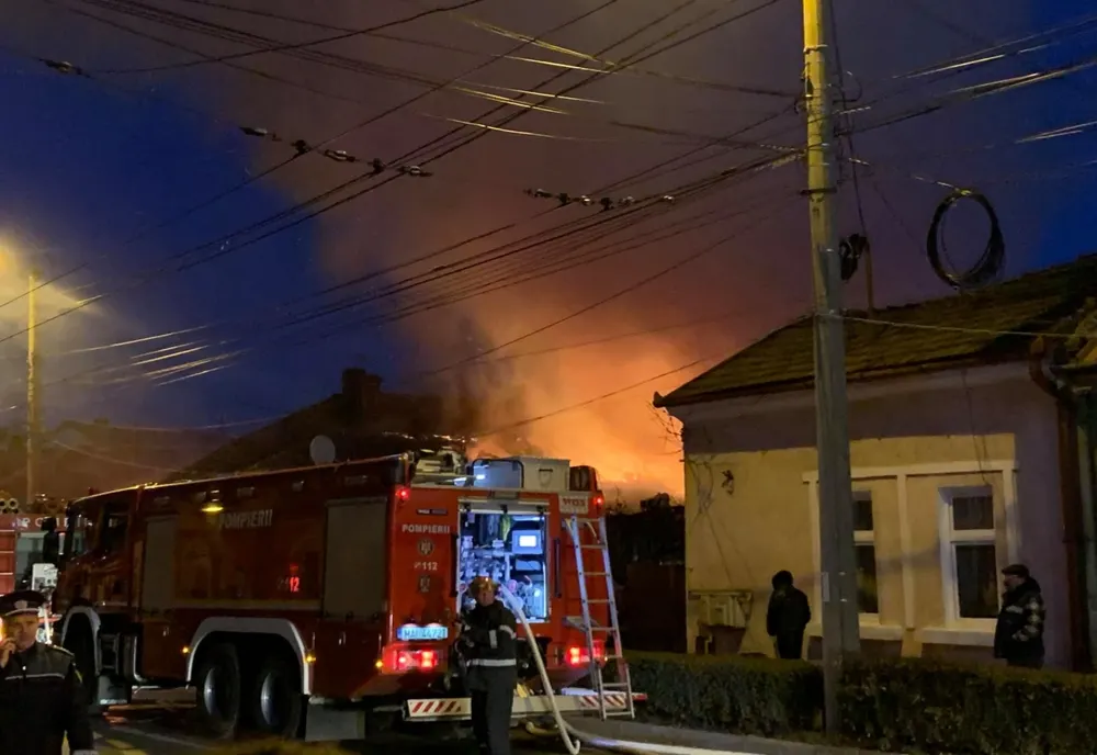 FOTO | Casă cuprinsă de flăcări pe o stradă din Cluj-Napoca