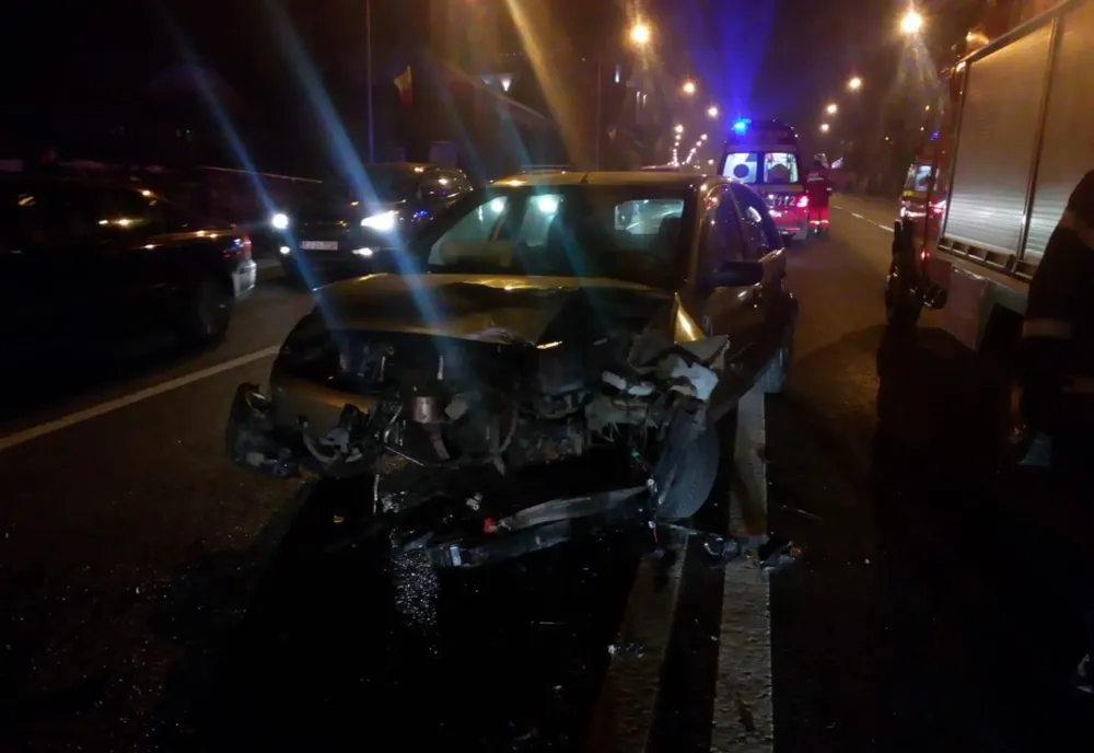 FOTO | Accident cu trei maşini pe Calea Turzii! O conductă de gaz a fost ruptă