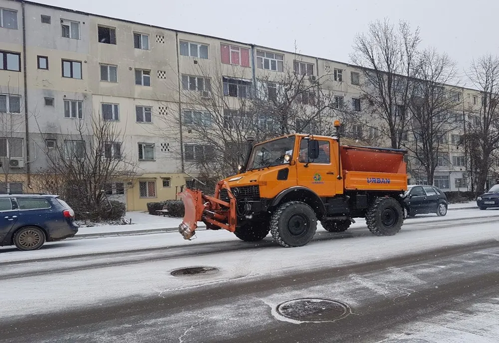 Peste 96 de tone de material antiderapant folosite pentru combaterea fenomenului de polei pe drumurile județene