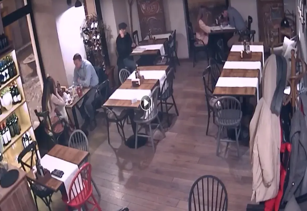 VIDEO | Bărbat prins după ce a furat un portofel cu 3000 de lei dintr-un restaurant de lux din Cluj