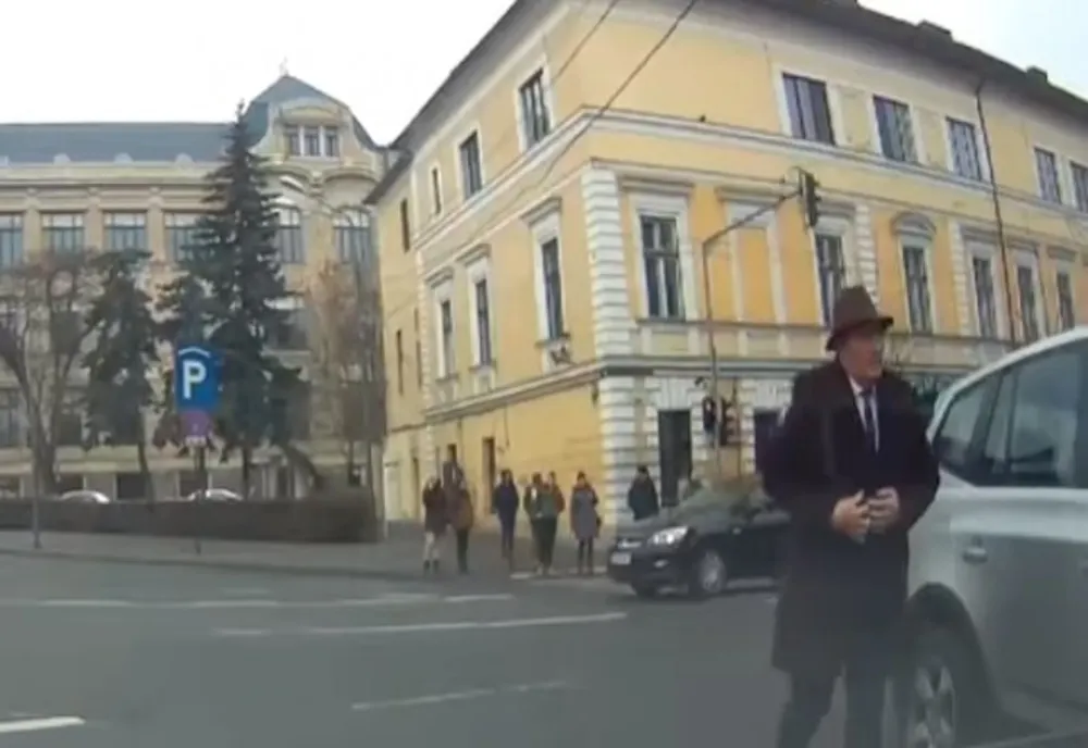VIDEO | Primarul din Năsăud, parcare pe sens opus în centrul Clujului