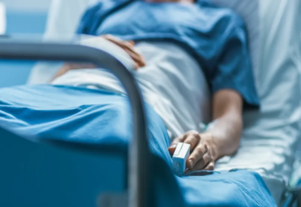 Bărbat strivit de maşină pe care o repara! Mai multe persoane i-au sărit în ajutor