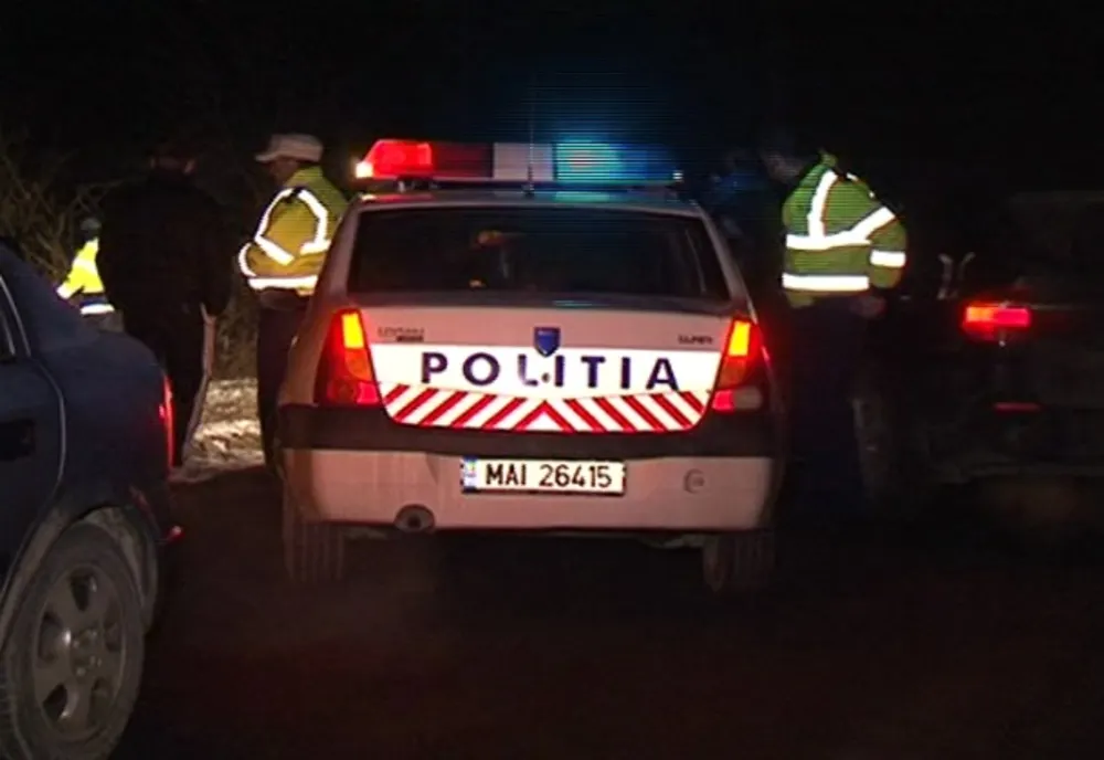 Un bărbat fără permis a furat o maşină şi a lovit alte două autoturisme! A ajuns în arest