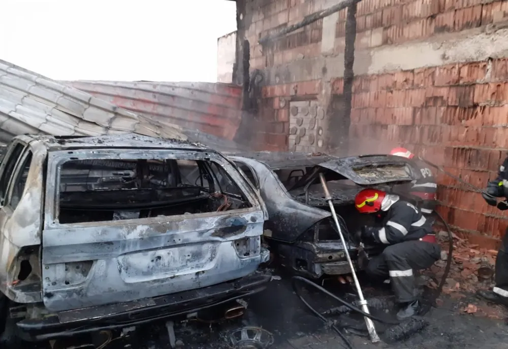 FOTO | Incendiu în Cluj! O casă şi trei maşini au fost distruse de flăcări