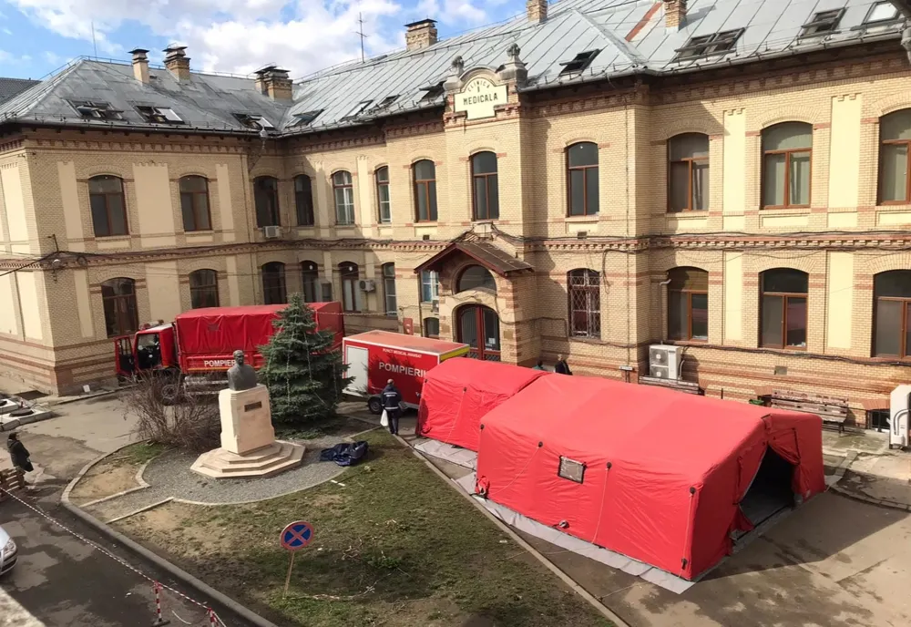 FOTO | Cort de triaj în fața Clinicii Medicală I din Cluj-Napoca