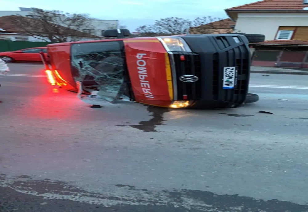 (FOTO) Mașină SMURD care transporta carantinați din Germania, lovită și răsturnată în Cluj-Napoca