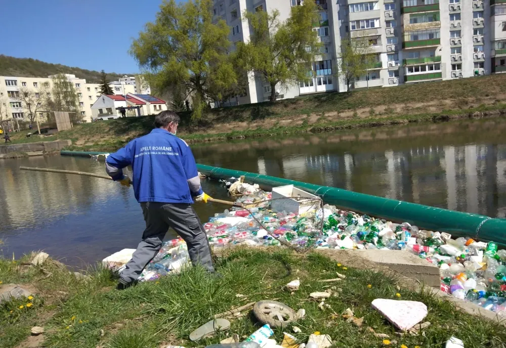 FOTO | Cantități impresionante de deșeuri pe Someșul Mic, la intrarea în Cluj-Napoca