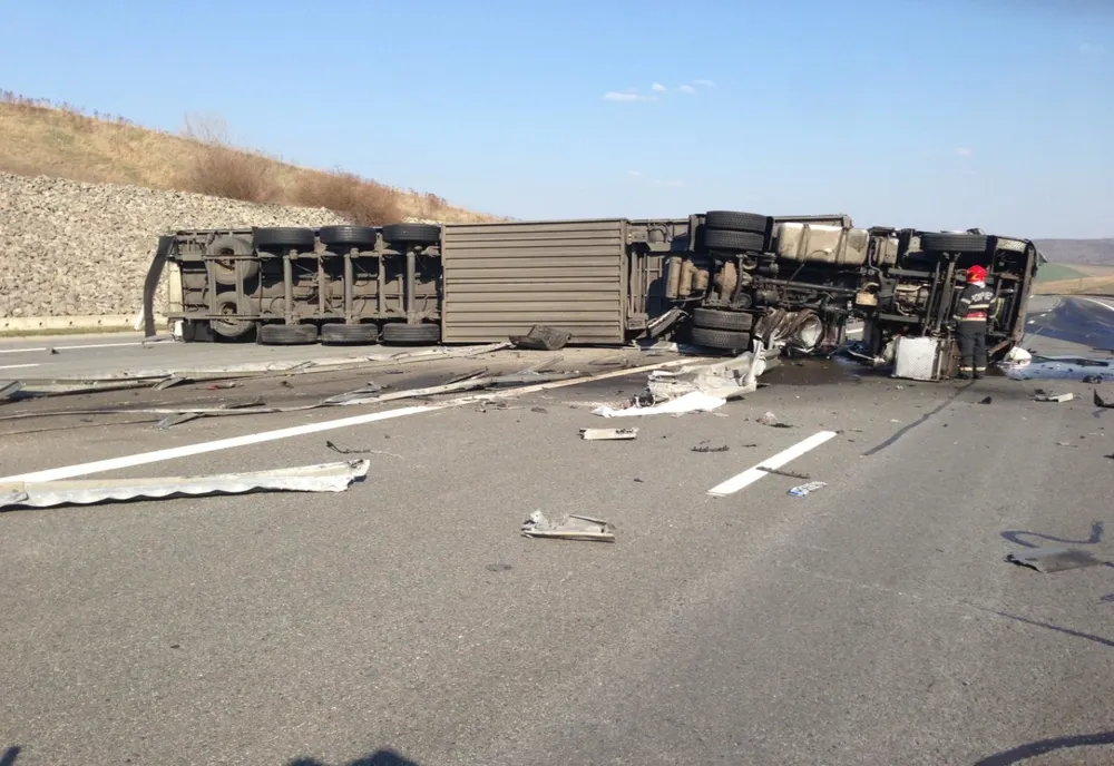 VIDEO | Accident grav pe Autostrada A3! Un autotren s-a răsturnat pe şosea