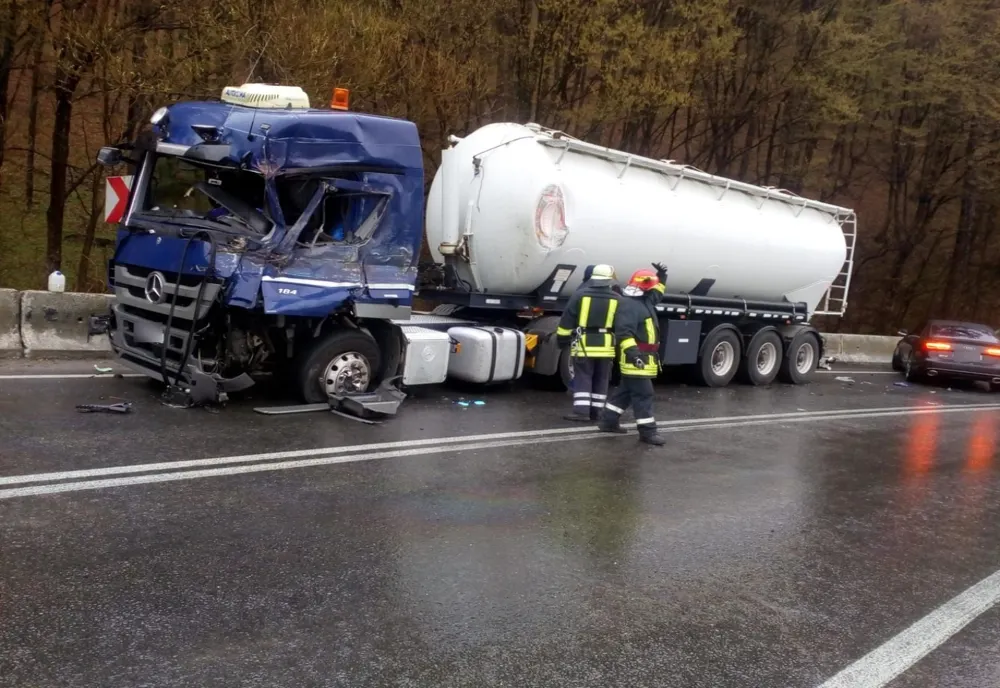 FOTO | Grav accident între Cluj şi Oradea! Impact între un autotren şi o autocisternă