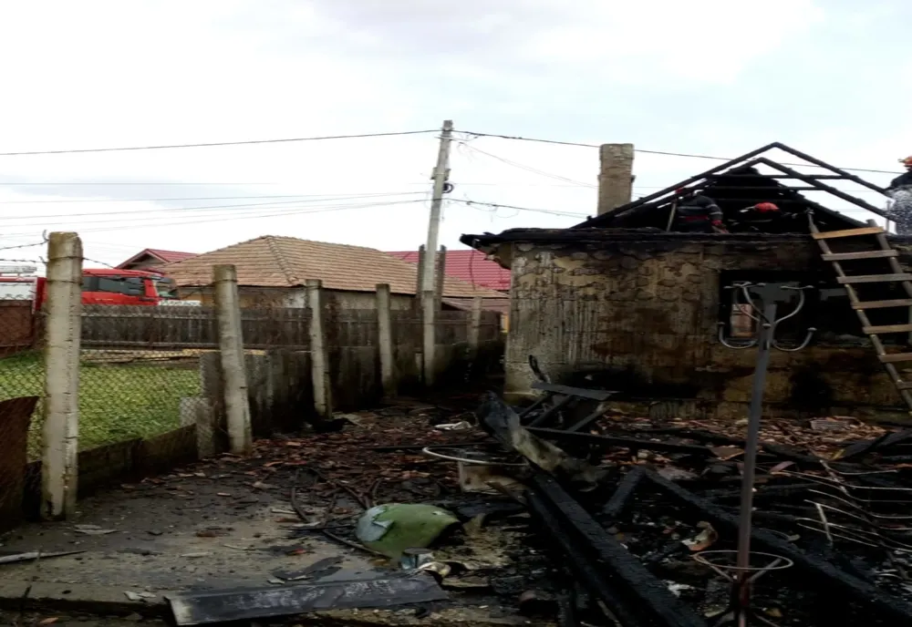 FOTO | Incendiu în Iclod! Acoperişul unei case şi o bucătărie de vară au fost cuprinse de flăcări