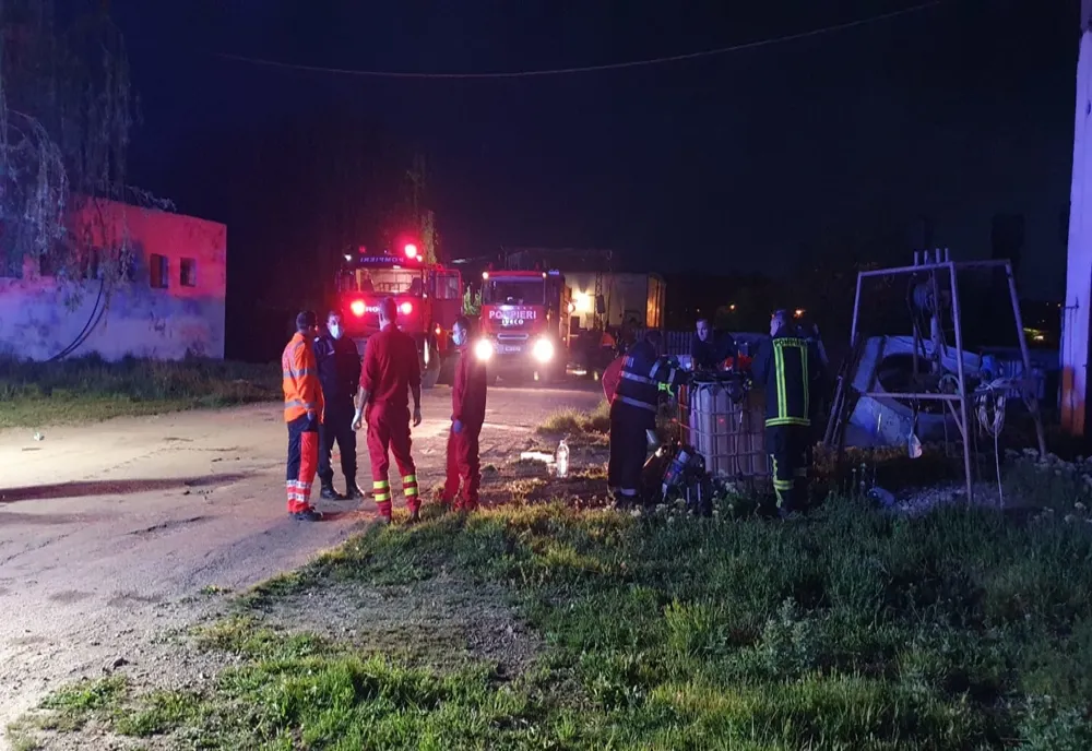 FOTO | Alertă în Turda! Aproape 20 de pompieri au intervenit după ce un butoi cu clor a fost avariat