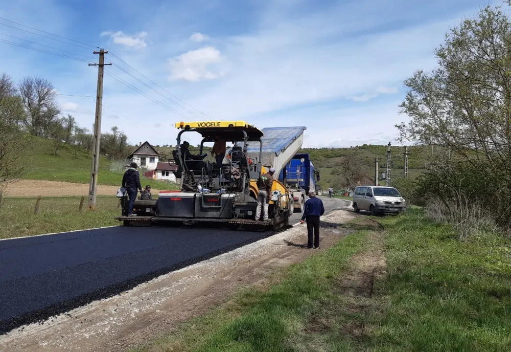 FOTO | Au fost finalizate lucrările de asfaltare pe drumul judeţean Cornești – Igriția – Oșorhel – DJ 108B