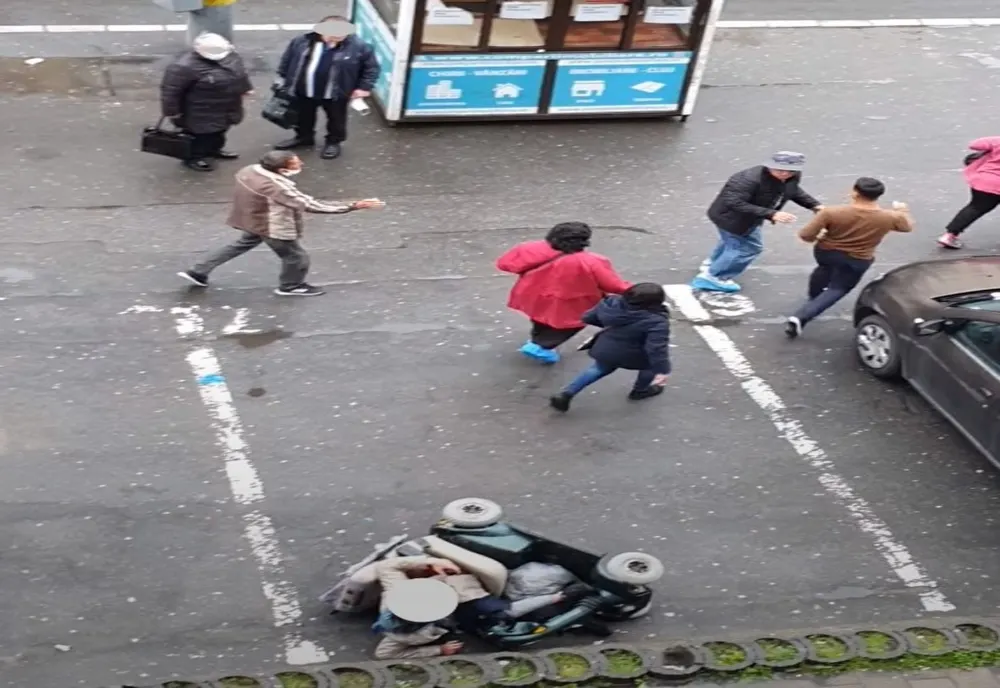 VIDEO | Scandal în Cluj-Napoca! O femeie în cărucior cu rotile a fost împinsă și aruncată pe jos
