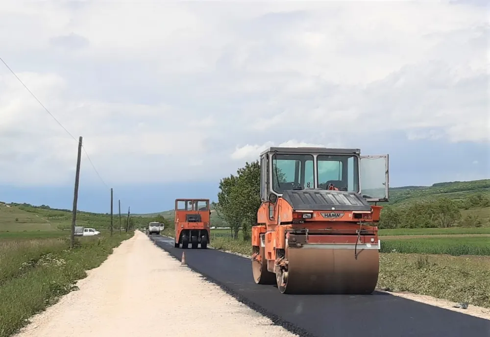 FOTO | Se toarnă asfalt pe drumul judeţean Iclod – Aluniş – Corneni