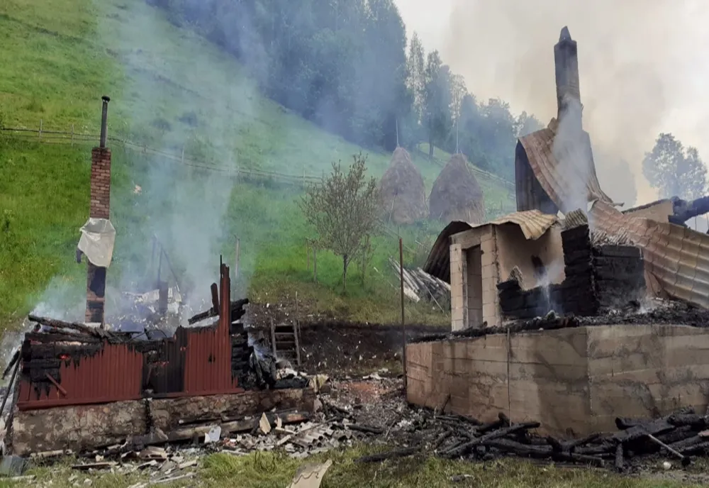 FOTO | Incendiu violent în Muntele Cacovei! O casă şi anexele gospodăreşti au fost distruse de flăcări