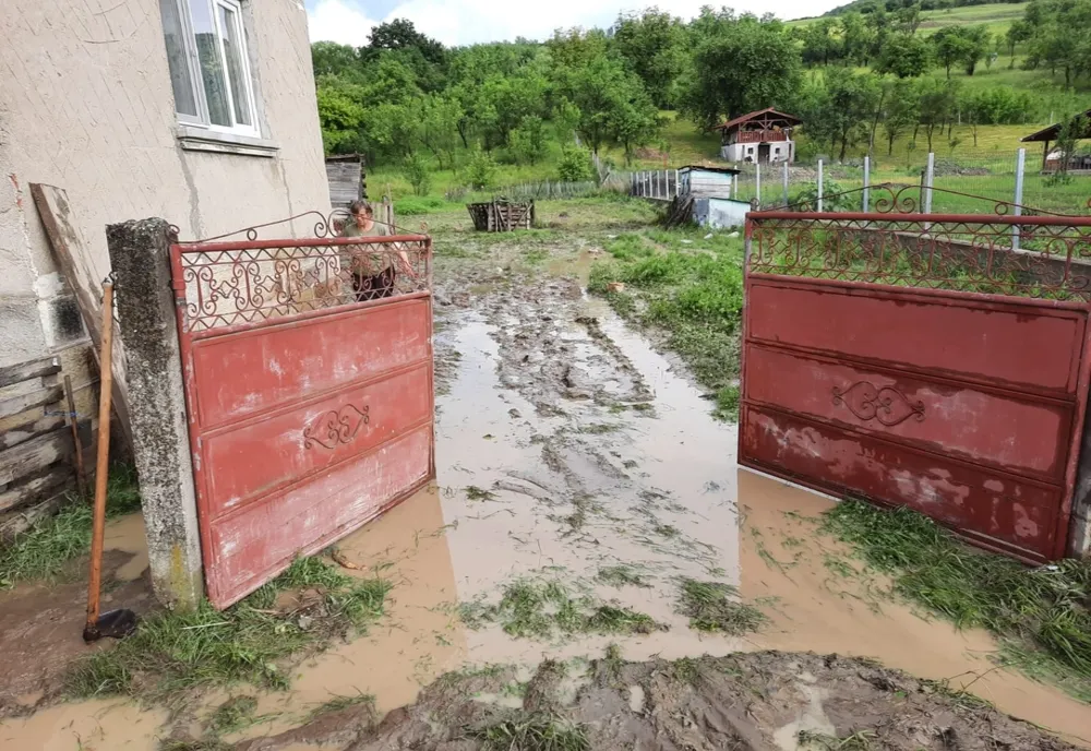 Intervenţii ale pompierilor dejeni în urma ploilor de ieri