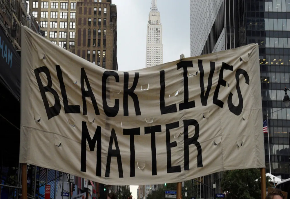 Facebook a șters 190 de conturi care incitau la violență armată împotriva #BlackLivesMatter