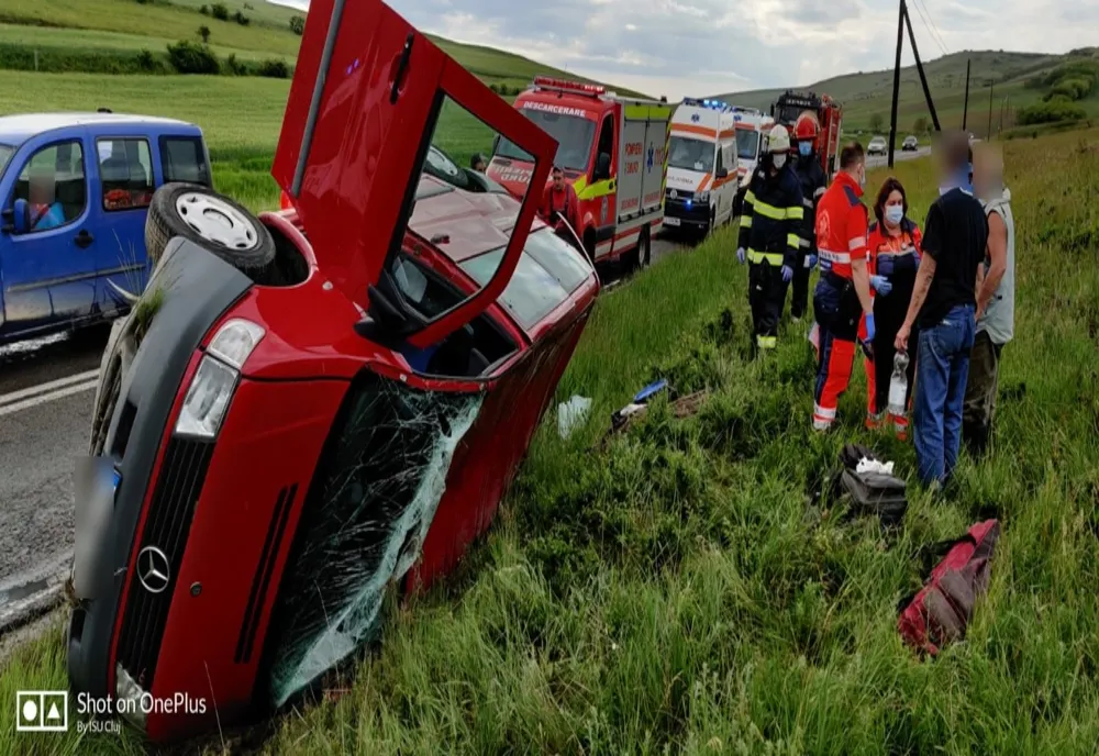 FOTO | Autoutilitară răsturnată între Apahida şi Corpadea! Doi bărbaţi au scăpat cu răni superficiale