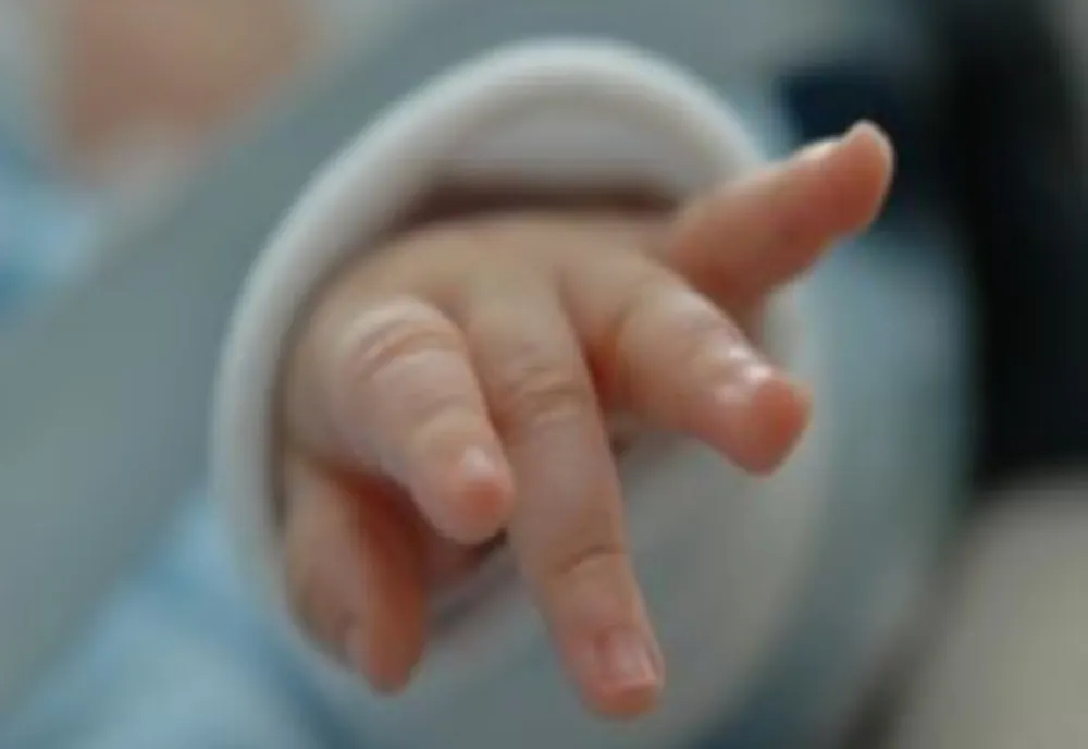 Caz șocant în Dej! Copil de 9 ani lasat aproape în stare de putrefacție de către mama lui