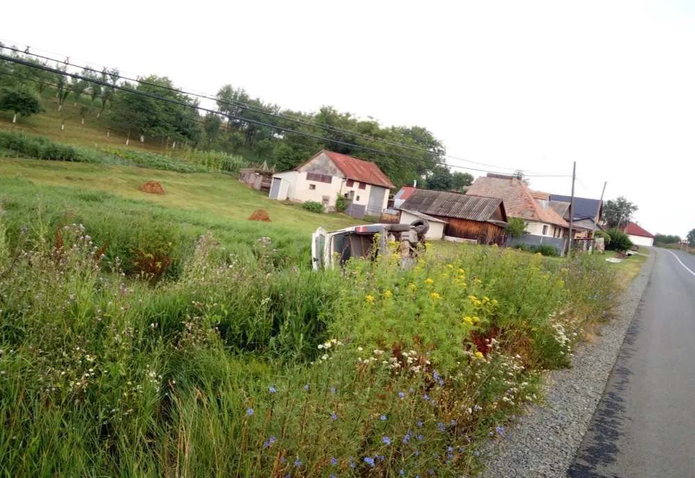 FOTO | Accident cu două maşini în Dăbâca! O dubă s-a răsturnat în afara şoselei 