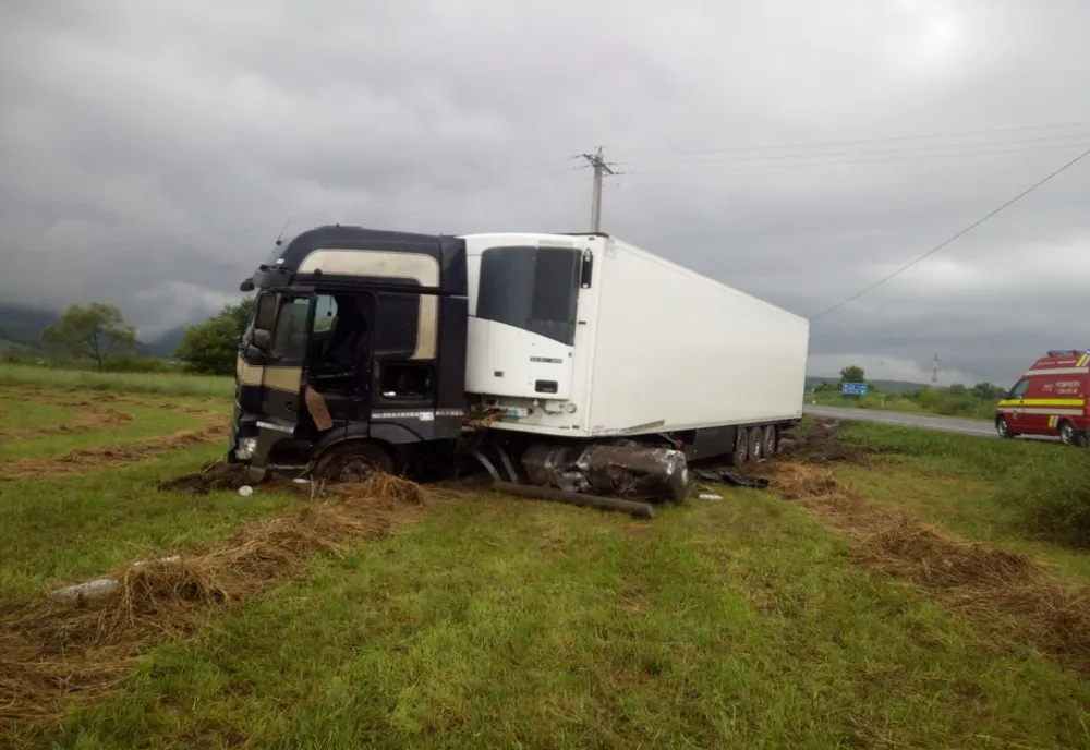 FOTO | Accident în Căpuşu Mare! Un şofer de TIR a fost rănit