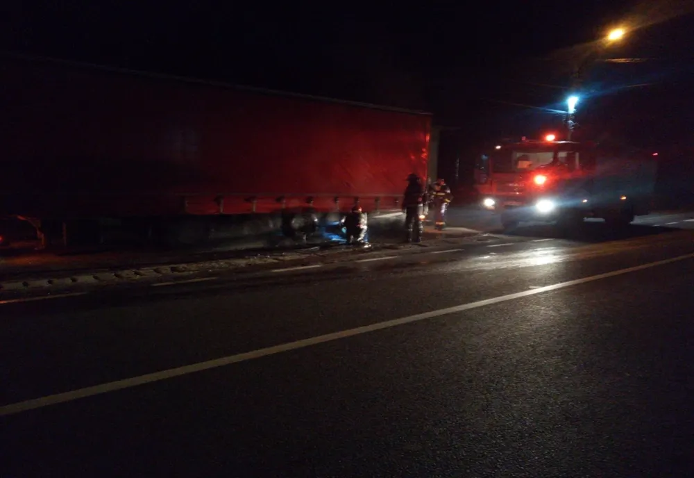 FOTO | Intervenţie a pompierilor din Huedin după ce roata unui camion a luat foc