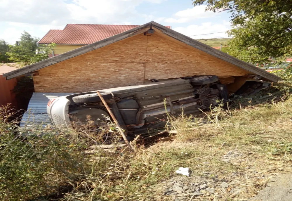 FOTO | Accident în Cluj-Napoca! O şoferiţă a "zburat" cu maşina într-o cabană
