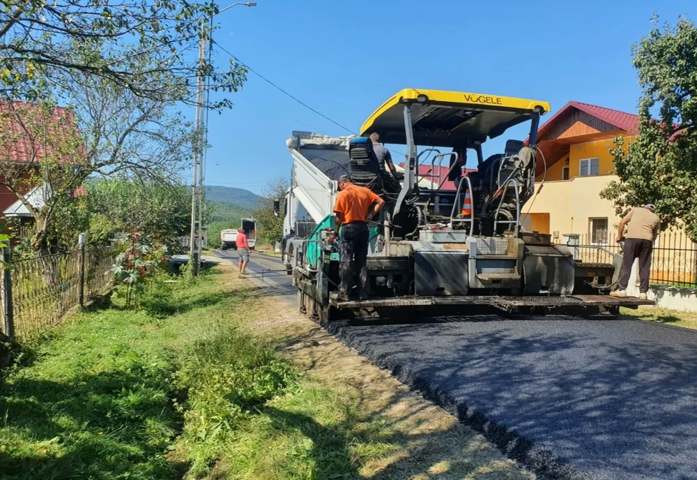 Au fost finalizate lucrările de asfaltare pe drumul judeţean dintre Cuzdrioara și Rugășești