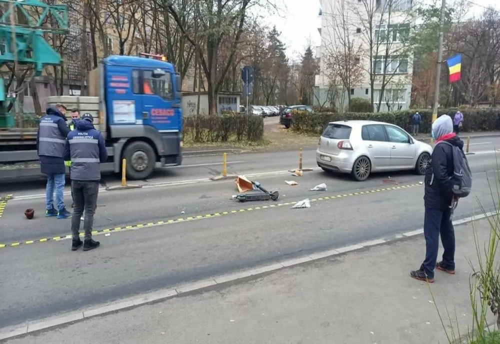 FOTO | Bărbat de 85 de ani aflat pe trotineta electrică, lovit de o maşină 