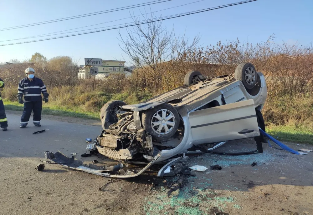 FOTO| Accident în județul Cluj! O mamă și fiica ei au scăpat ca prin minune după ce s-au răsturnat cu mașina 