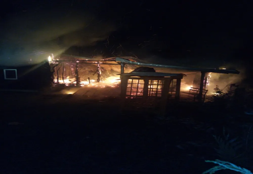 FOTO | Cabană de vacanţă distrusă de un incendiu în judeţul Cluj