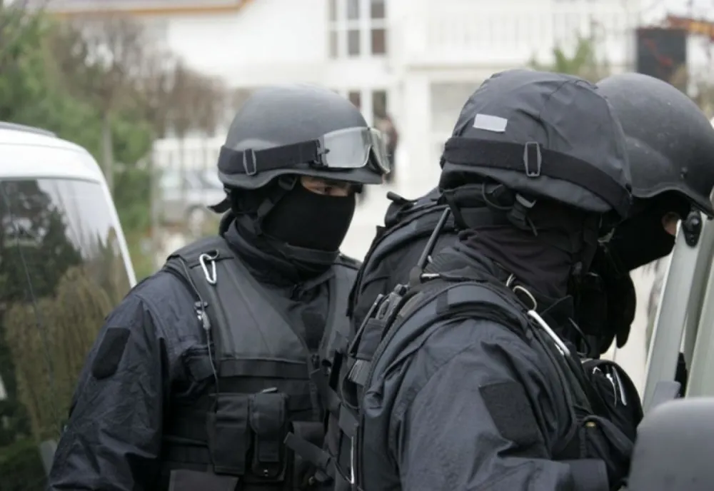 VIDEO | Percheziţii la Cluj într-un dosar de criminalitate informatică! Două persoane au fost arestate