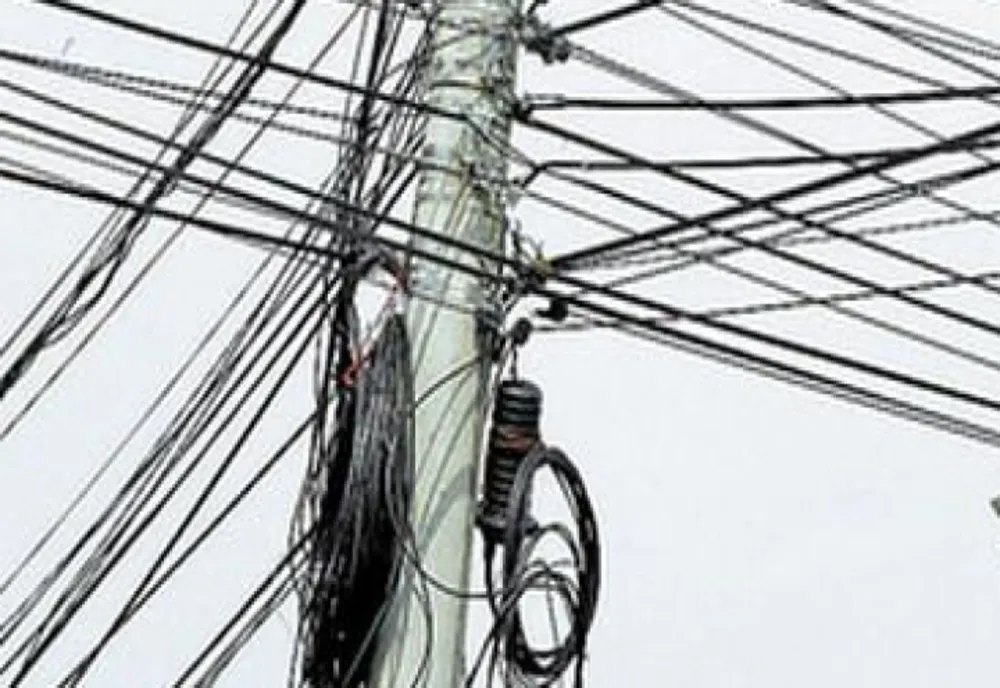 Patru tineri reţinuţi după ce au furat 100 de metri de cablu de telecomunicaţii