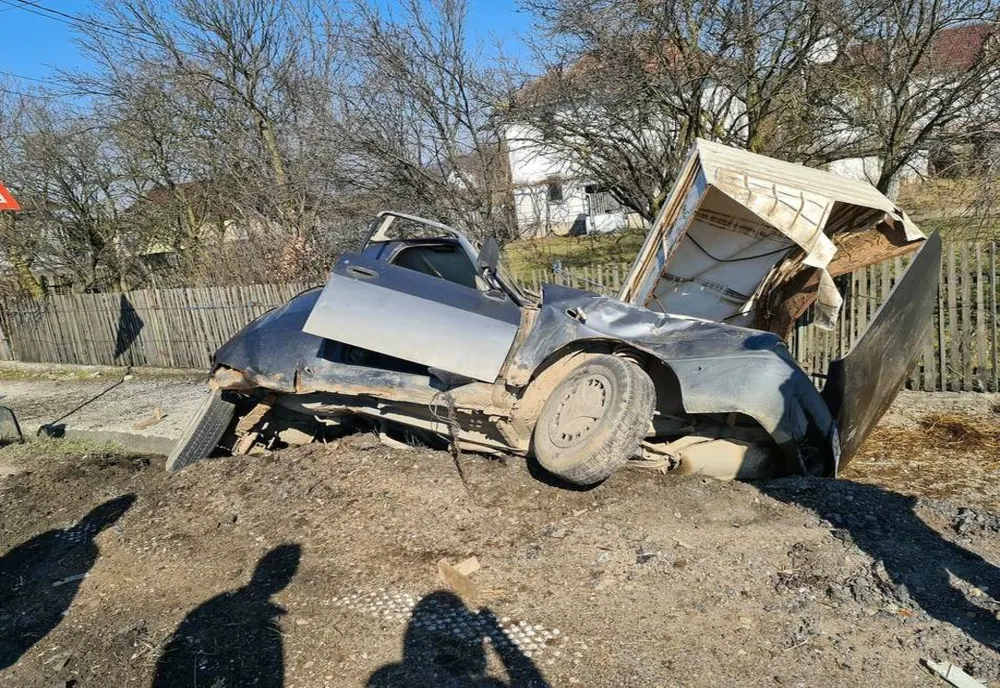 FOTO | Accident între Cluj şi Oradea! Impact între un autoturism şi un autobuz care transporta 25 de persoane