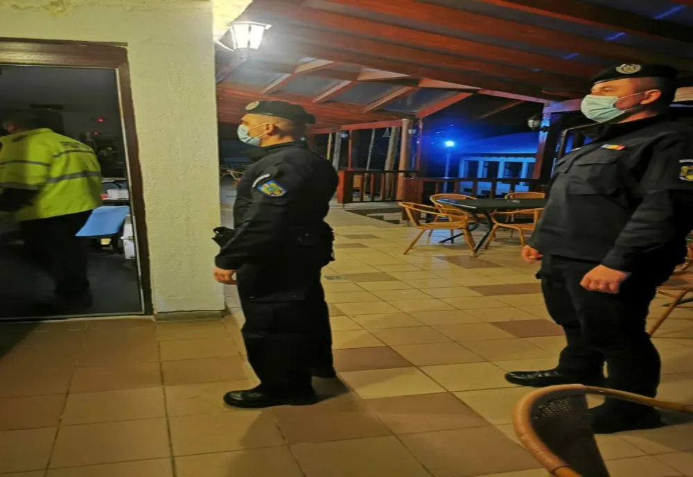 Petrecere la 3 cabane din Sântioana! Au intervenit poliţiştii