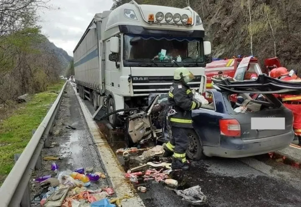 FOTO | Grav accident pe Valea Oltului! Două persoane decedate după ce o maşină înmatriculată în Cluj a intrat într-un autotren