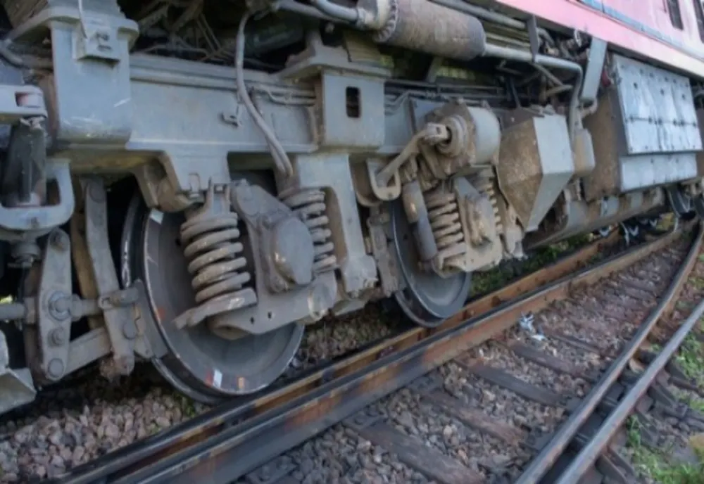 Un tren de călători a deraiat în zona orașului Câmpia Turzii