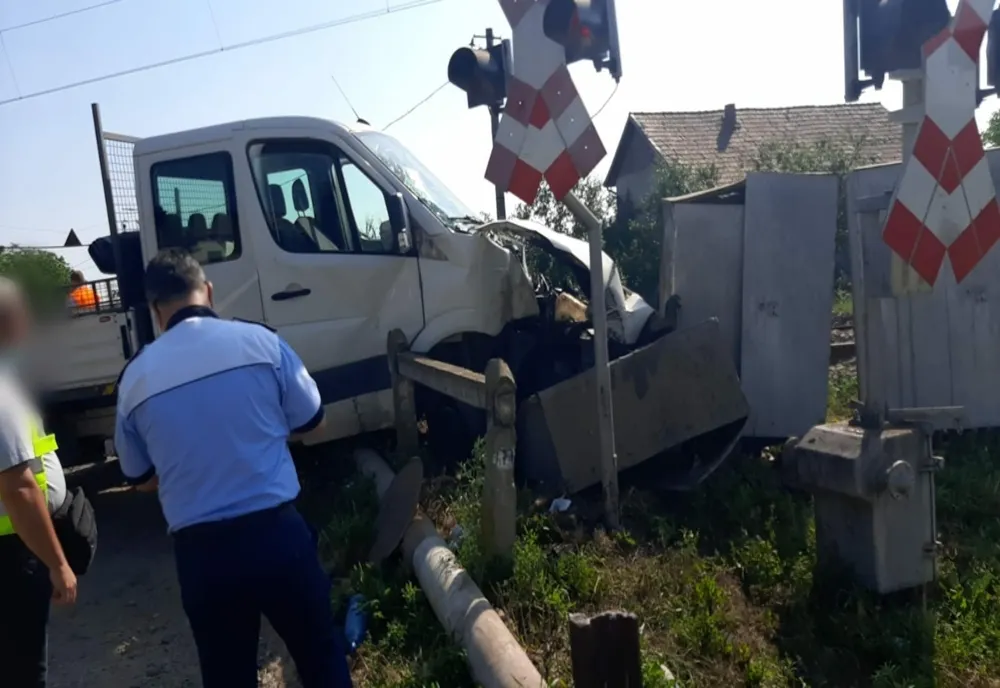 FOTO | Autoutilitară lovită de tren în judeţul Cluj! Un adult şi un minor au ajuns la spital