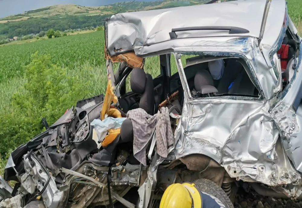 FOTO | Accident feroviar în Gherla! Maşină lovită de tren: şoferul a murit