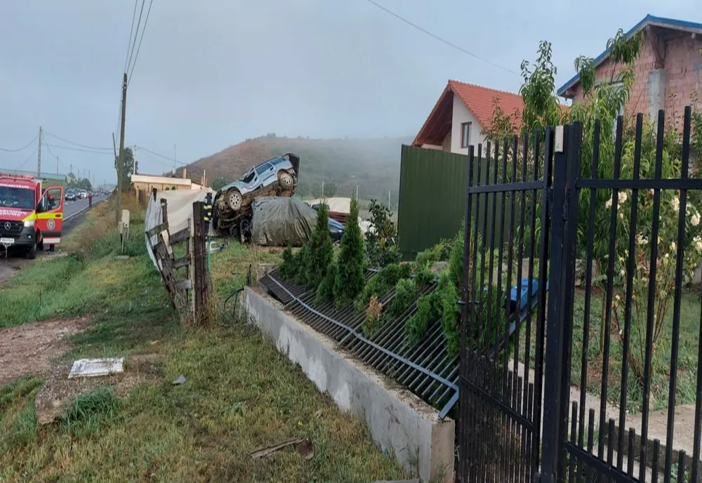 Accident spectaculos în judeţul Cluj! Un şofer a zburat cu maşina peste un gard şi a aterizat pe o maşină parcată într-o curte