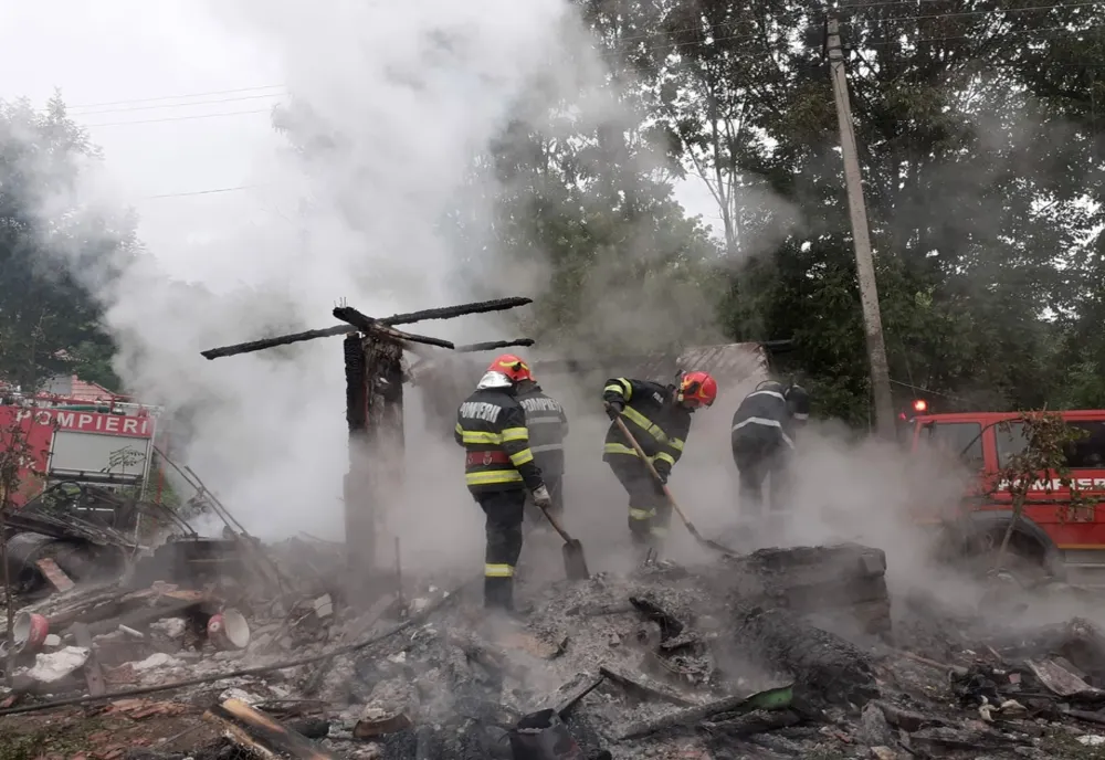 Tragedie în judeţul Cluj! Bărbat găsit mort în urma unui incendiu (FOTO)