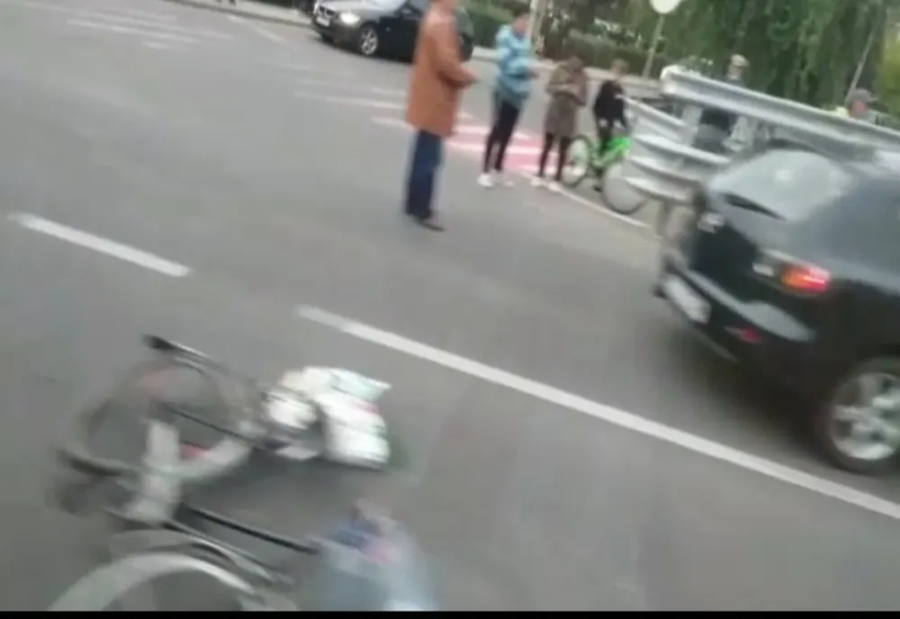 Accident în Gherla! Un biciclist de 70 de ani a fost lovit de o maşină și a ajuns la spital