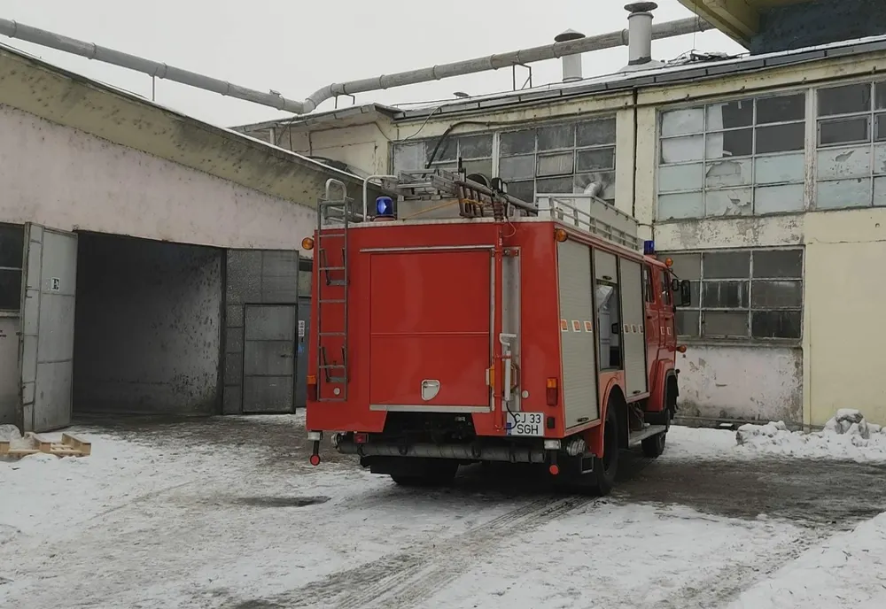 Incendiu la combinatul din Gherla! Intervin pompierii clujeni