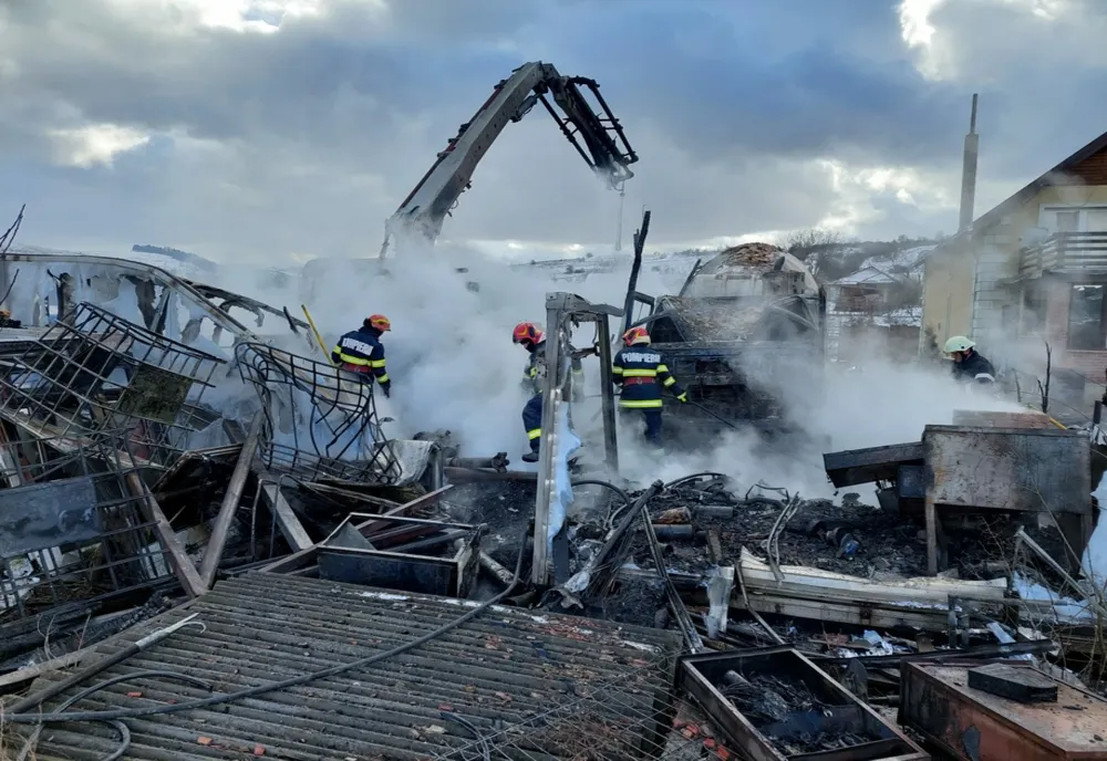 Un incendiu violent a distrus un atelier auto în judeţul Cluj! O persoană a primit îngrijiri la faţa locului (FOTO)