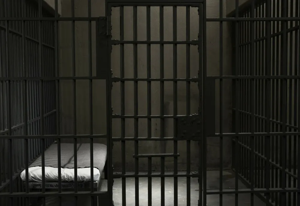 Gardian de la Penitenciarul Gherla atacat de un deţinut cu un cuţit